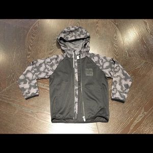 2/25$ H&M Sport - lightweight jacket with pockets.  4-6y